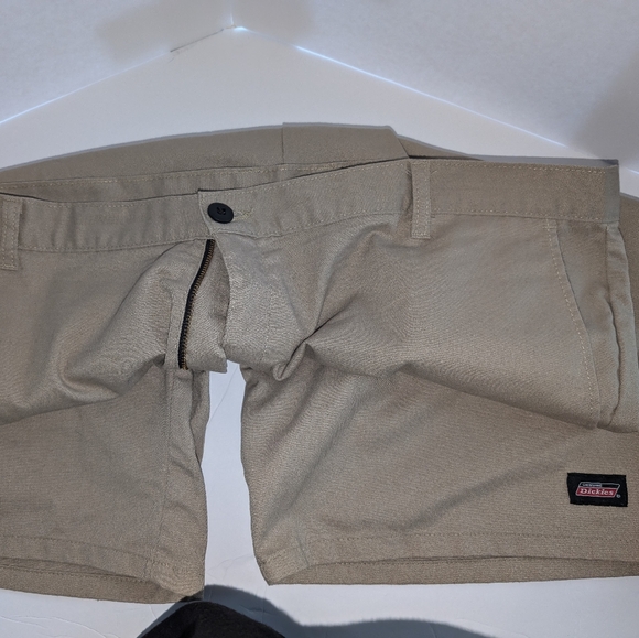 Men's Dickies Flat Front Khaki Shorts - Picture 6 of 6